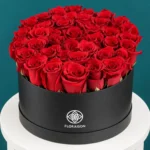 Floraison_kokkina_triantafilla_se_mavro_kouti_XL_a